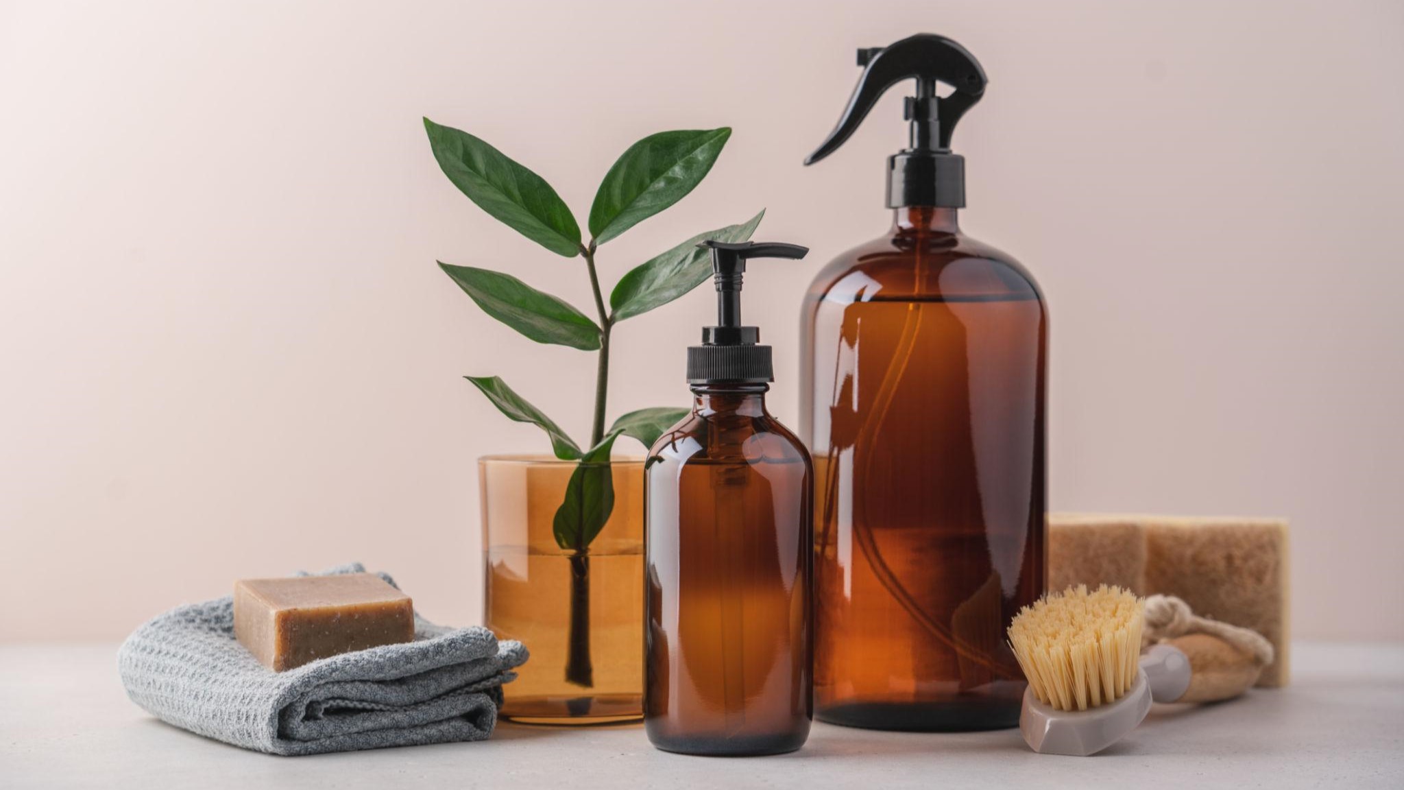 Bílý ocet na úklid v rozprašovači – přírodní čistič domácnosti